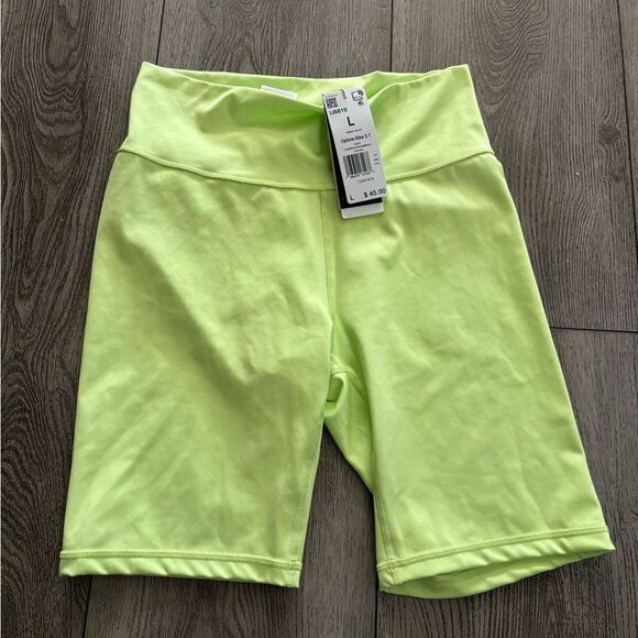 Adidas woman’s biker shorts perfect for summer - Picture 1 of 3